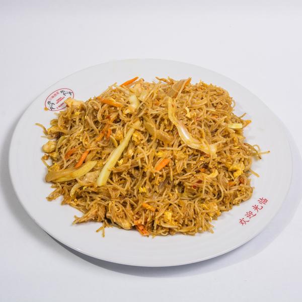 Rýžové nudle s kuřecím masem na kari